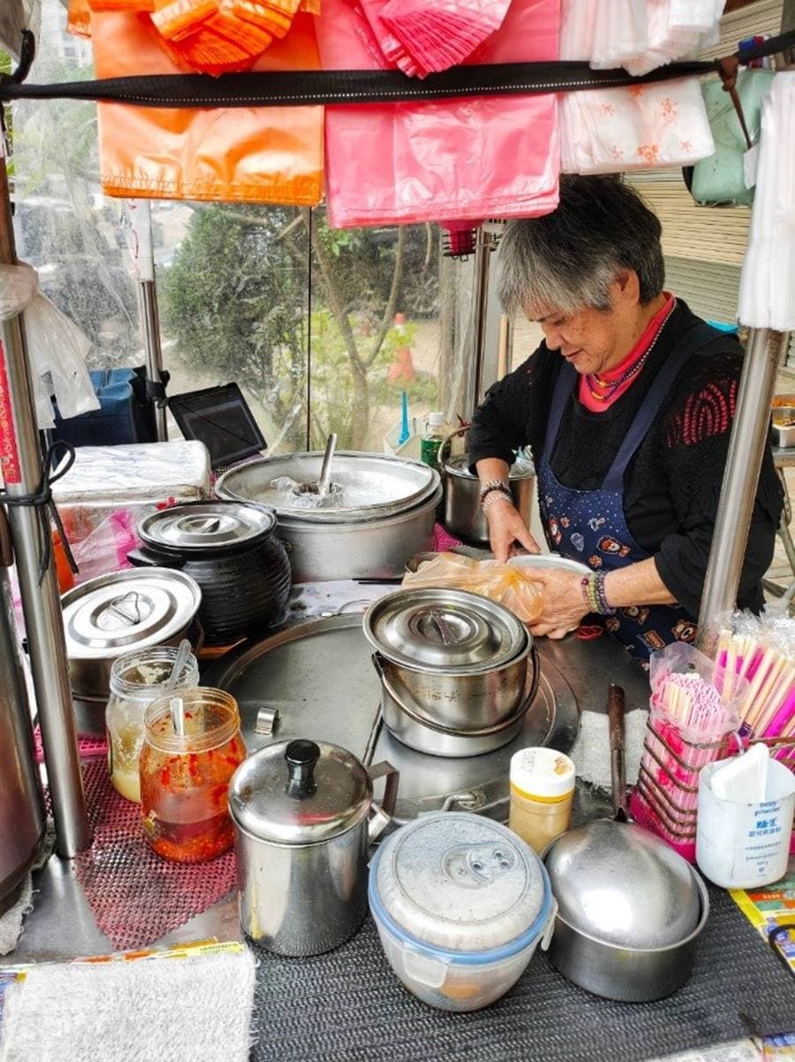 超級古早味炒麵!鋪兩大塊豬皮、淋鹹香肉燥,還加辣筍跟菜脯只要40元 超級古早味炒麵!鋪兩大塊豬皮、淋鹹香肉燥,還加辣筍跟菜脯只要40元
