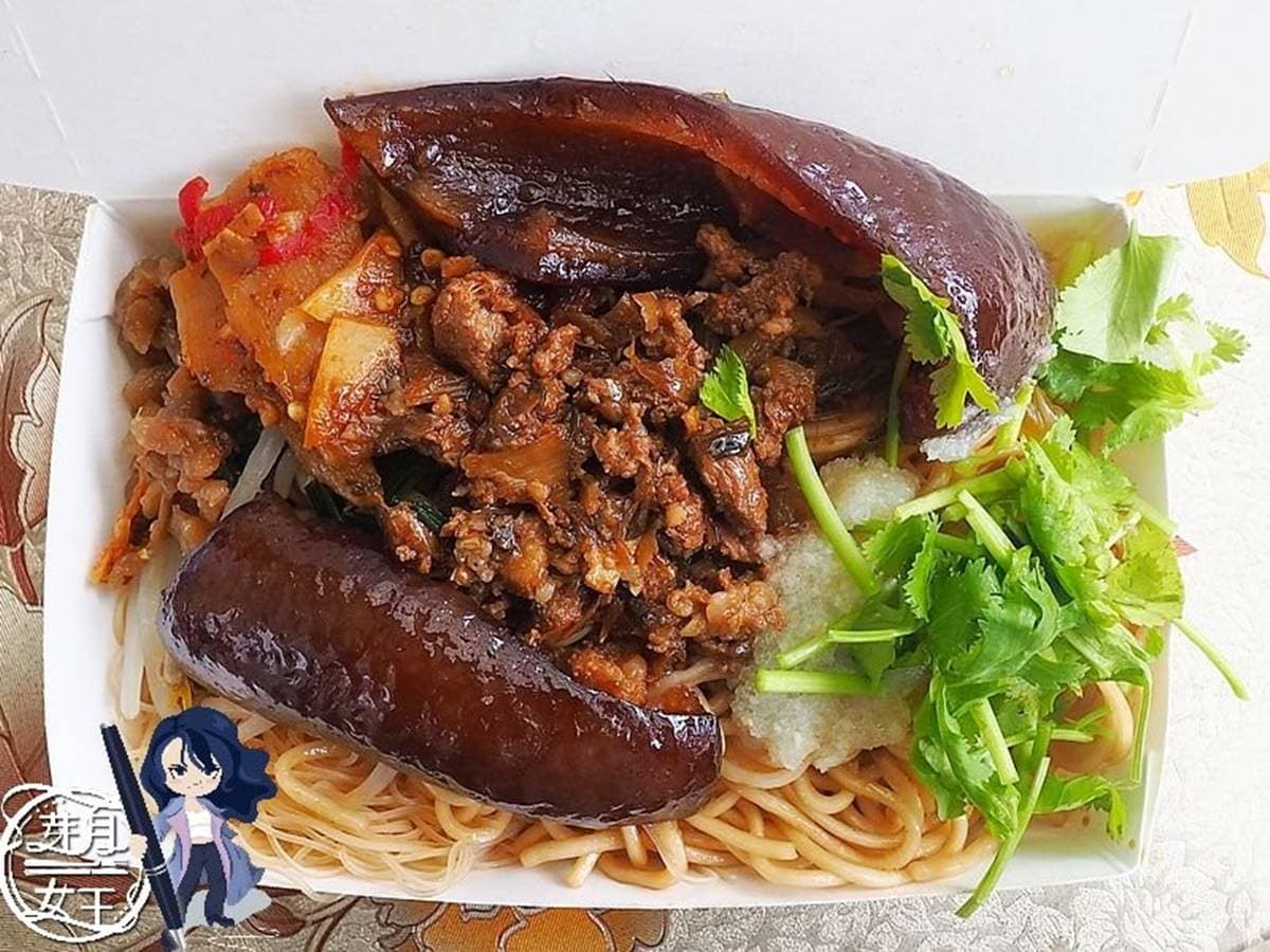 超級古早味炒麵!鋪兩大塊豬皮、淋鹹香肉燥,還加辣筍跟菜脯只要40元 超級古早味炒麵!鋪兩大塊豬皮、淋鹹香肉燥,還加辣筍跟菜脯只要40元