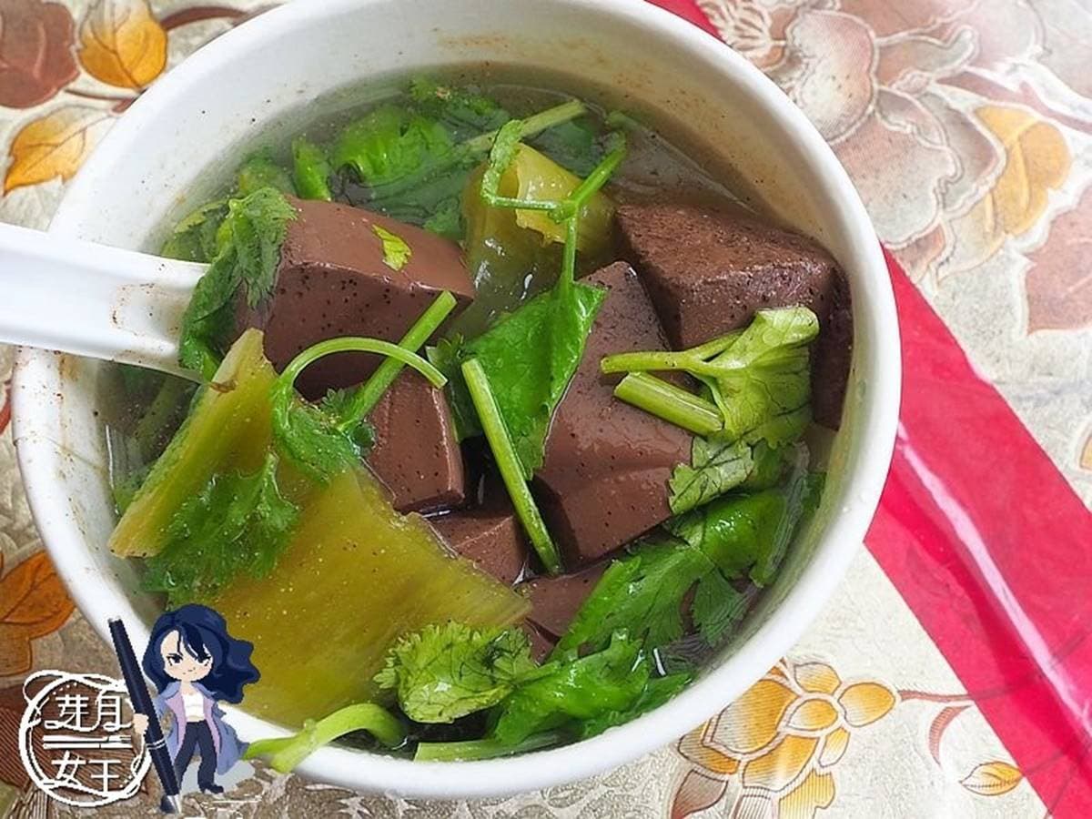 超級古早味炒麵!鋪兩大塊豬皮、淋鹹香肉燥,還加辣筍跟菜脯只要40元 超級古早味炒麵!鋪兩大塊豬皮、淋鹹香肉燥,還加辣筍跟菜脯只要40元