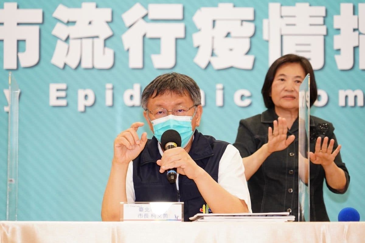 台北市新措施「傳統市場、夜市」飲食攤一律外帶外送,網友分享自家車上未戴口罩遭罰 台北市新措施「傳統市場、夜市」飲食攤一律外帶外送,網友分享自家車上未戴口罩遭罰