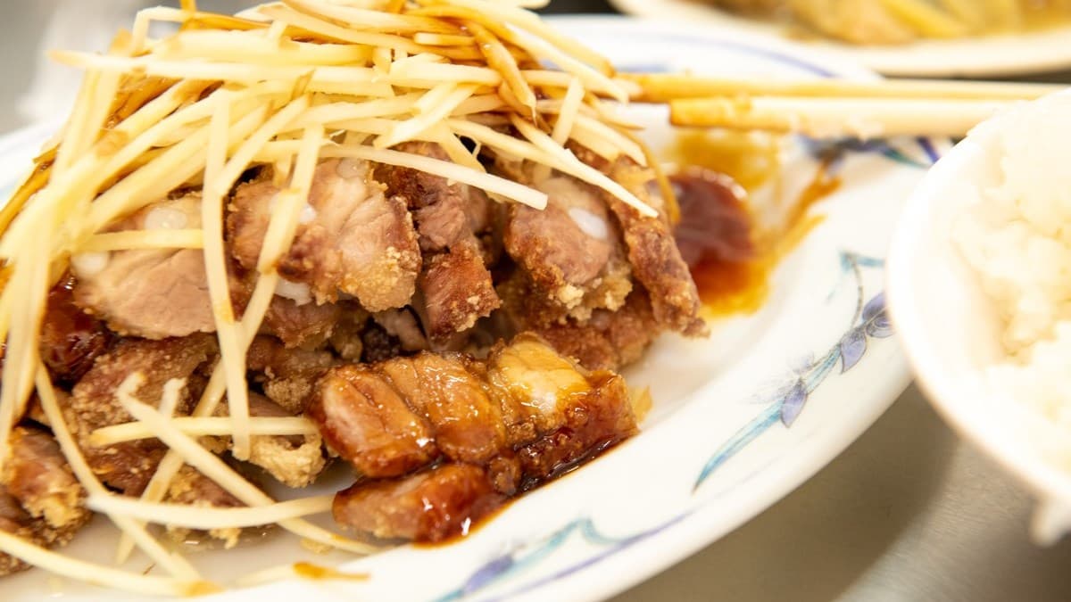 先收藏!燒肉飯老店「沒扛棒」卻超夯,一口酥香配薑絲再點「隱藏版」蒸蛋更下飯 先收藏!燒肉飯老店「沒扛棒」卻超夯,一口酥香配薑絲再點「隱藏版」蒸蛋更下飯