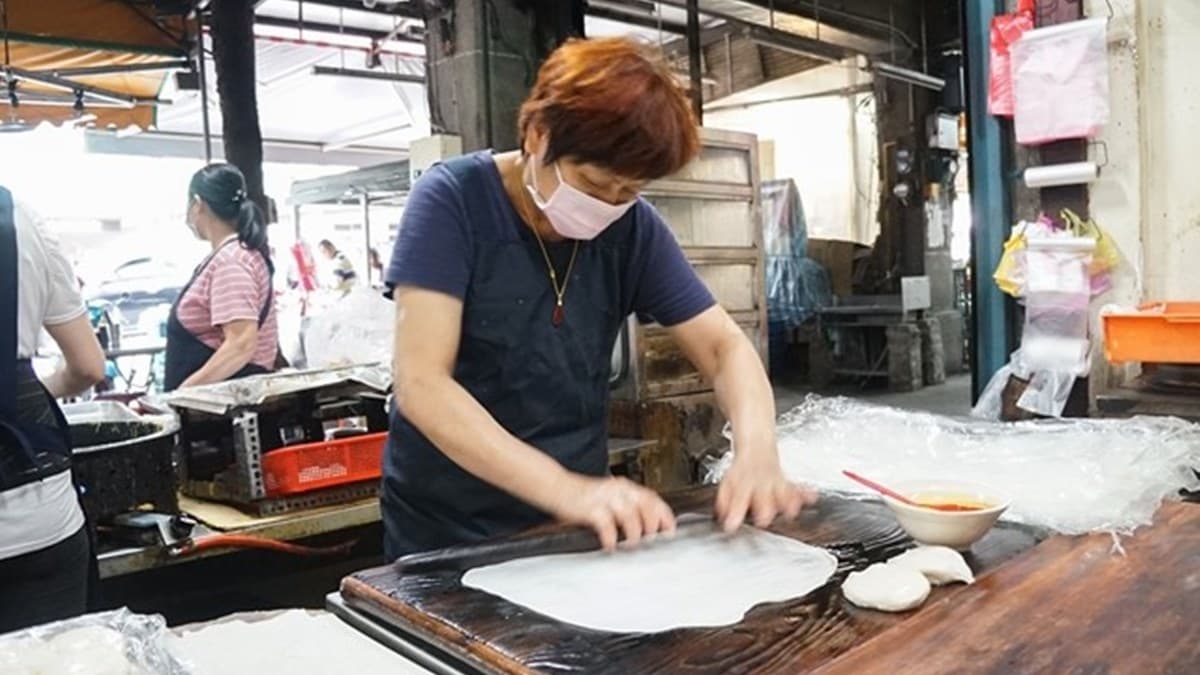 在地人從小吃到大!50年老店蛋餅包整塊油條、蘸「米漿」,神祕隱藏菜單也必嘗 在地人從小吃到大!50年老店蛋餅包整塊油條、蘸「米漿」,神祕隱藏菜單也必嘗