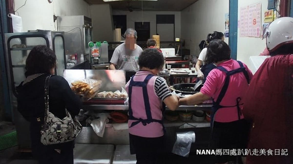 在地人從小吃到大!50年老店蛋餅包整塊油條、蘸「米漿」,神祕隱藏菜單也必嘗 在地人從小吃到大!50年老店蛋餅包整塊油條、蘸「米漿」,神祕隱藏菜單也必嘗