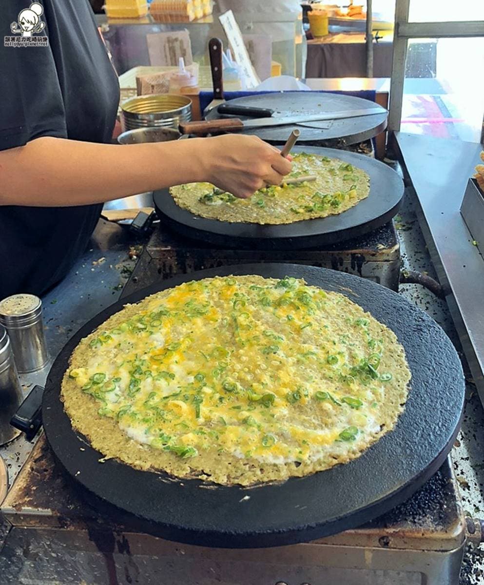 道地天津小吃!巨無霸煎餅吃得到麵香、蛋香與醬香,再加特製辣醬更對味 道地天津小吃!巨無霸煎餅吃得到麵香、蛋香與醬香,再加特製辣醬更對味