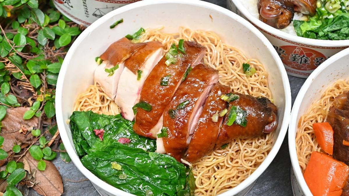 高CP值港式快餐!必點雙拼油雞撈麵百元有找,外帶還有藥膳雞湯免費喝 高CP值港式快餐!必點雙拼油雞撈麵百元有找,外帶還有藥膳雞湯免費喝