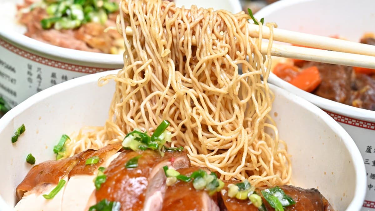 高CP值港式快餐!必點雙拼油雞撈麵百元有找,外帶還有藥膳雞湯免費喝 高CP值港式快餐!必點雙拼油雞撈麵百元有找,外帶還有藥膳雞湯免費喝