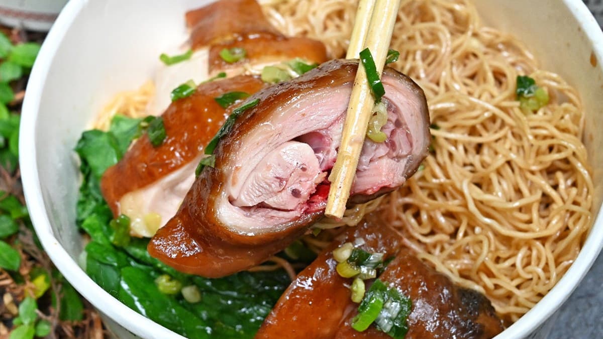 高CP值港式快餐!必點雙拼油雞撈麵百元有找,外帶還有藥膳雞湯免費喝 高CP值港式快餐!必點雙拼油雞撈麵百元有找,外帶還有藥膳雞湯免費喝