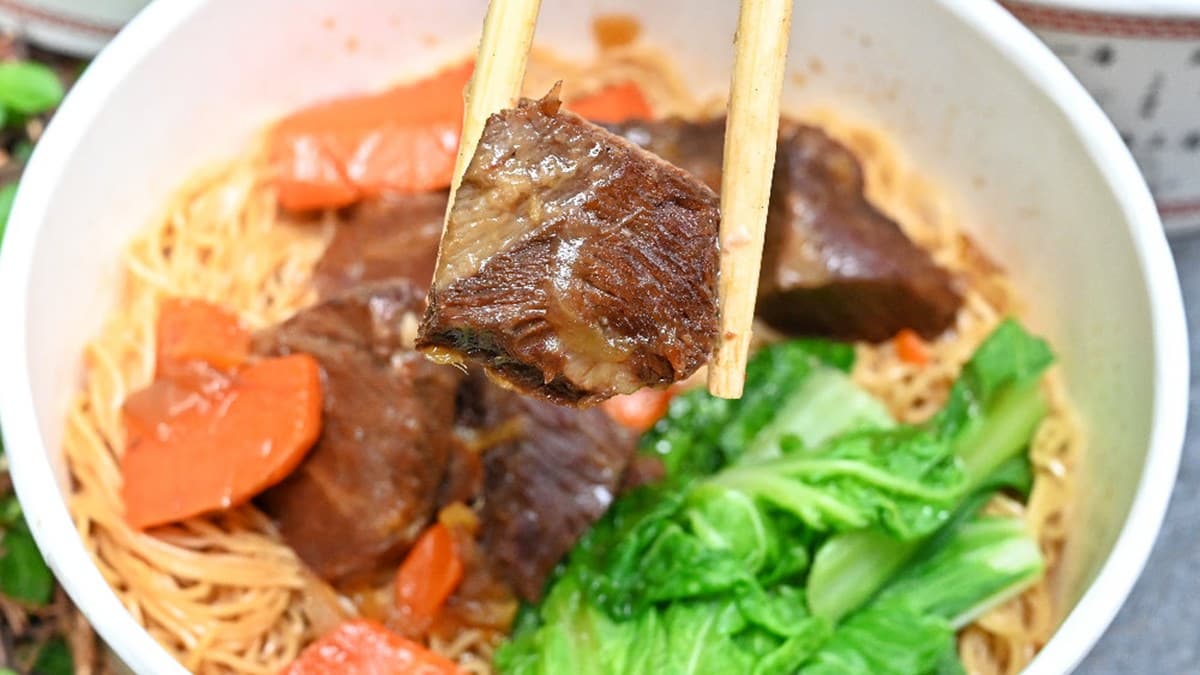 高CP值港式快餐!必點雙拼油雞撈麵百元有找,外帶還有藥膳雞湯免費喝 高CP值港式快餐!必點雙拼油雞撈麵百元有找,外帶還有藥膳雞湯免費喝