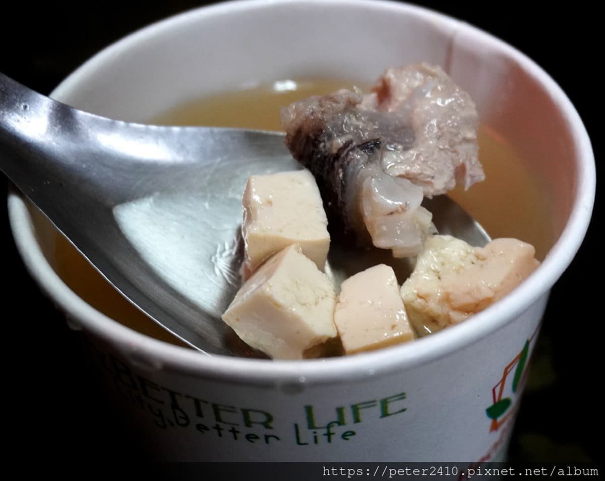 先炸後滷超入味!「古早味排骨飯」口感扎實不鹹膩,滿料味噌湯1碗只要10元 先炸後滷超入味!「古早味排骨飯」口感扎實不鹹膩,滿料味噌湯1碗只要10元
