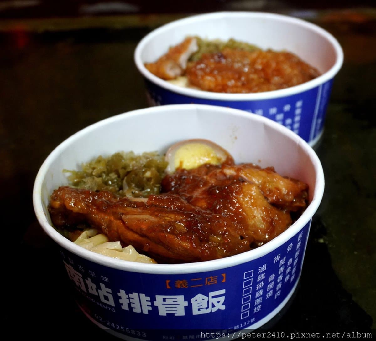 先炸後滷超入味!「古早味排骨飯」口感扎實不鹹膩,滿料味噌湯1碗只要10元 先炸後滷超入味!「古早味排骨飯」口感扎實不鹹膩,滿料味噌湯1碗只要10元