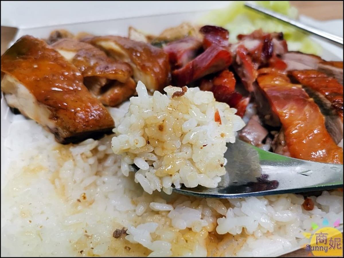 網推超人氣燒臘店!選擇困難症先嗑大分量「三寶飯」,秒殺級烤鴨腿晚來吃不到 網推超人氣燒臘店!選擇困難症先嗑大分量「三寶飯」,秒殺級烤鴨腿晚來吃不到