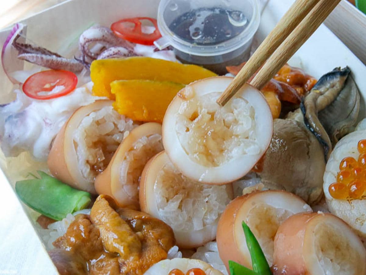 每日限量!人氣日料現做「北海道烏賊飯」鮮味滿滿,再搭爆汁牡蠣、生食級干貝超奢華 每日限量!人氣日料現做「北海道烏賊飯」鮮味滿滿,再搭爆汁牡蠣、生食級干貝超奢華