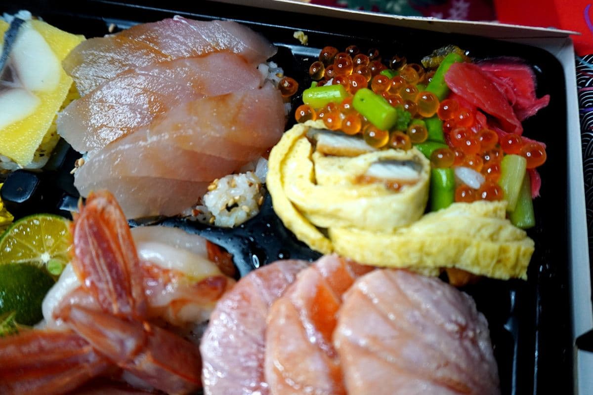 外帶日料再+1!高CP值「九宮格便當」有大塊鮭魚、天使蝦,超入味老滷東坡肉也必嘗 外帶日料再+1!高CP值「九宮格便當」有大塊鮭魚、天使蝦,超入味老滷東坡肉也必嘗