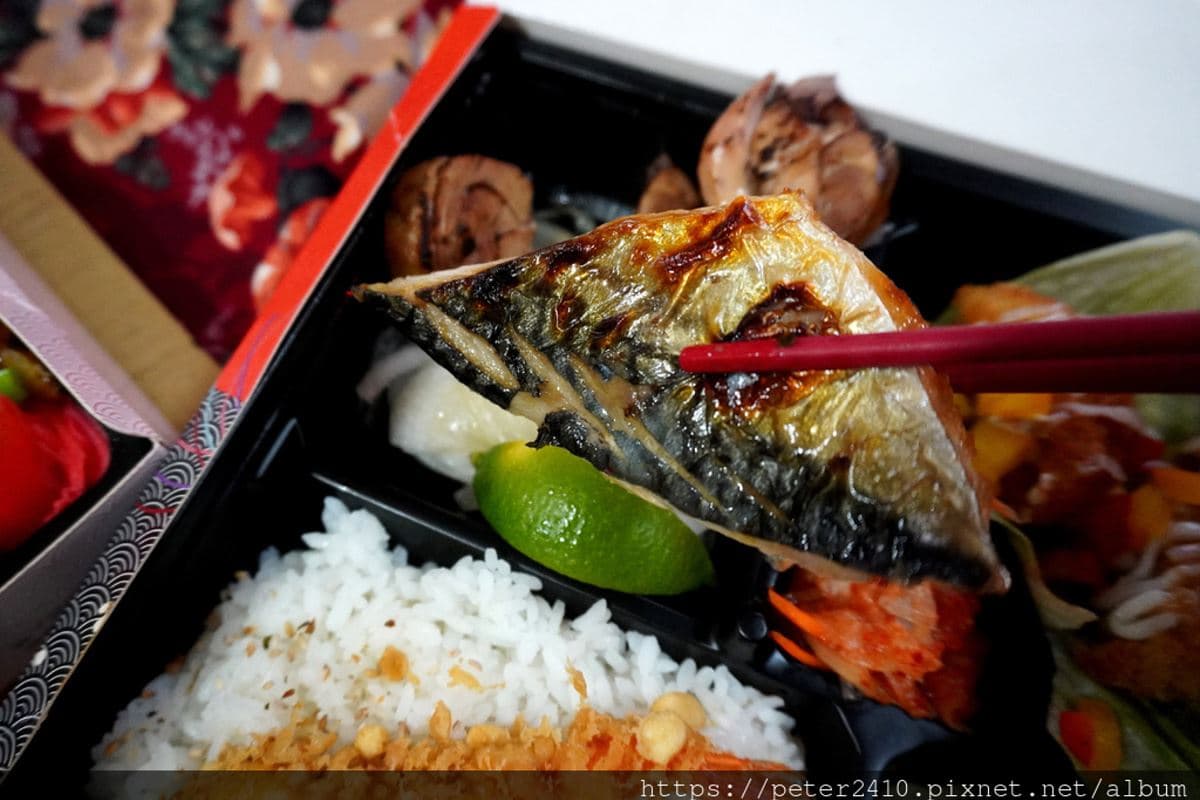 外帶日料再+1!高CP值「九宮格便當」有大塊鮭魚、天使蝦,超入味老滷東坡肉也必嘗 外帶日料再+1!高CP值「九宮格便當」有大塊鮭魚、天使蝦,超入味老滷東坡肉也必嘗