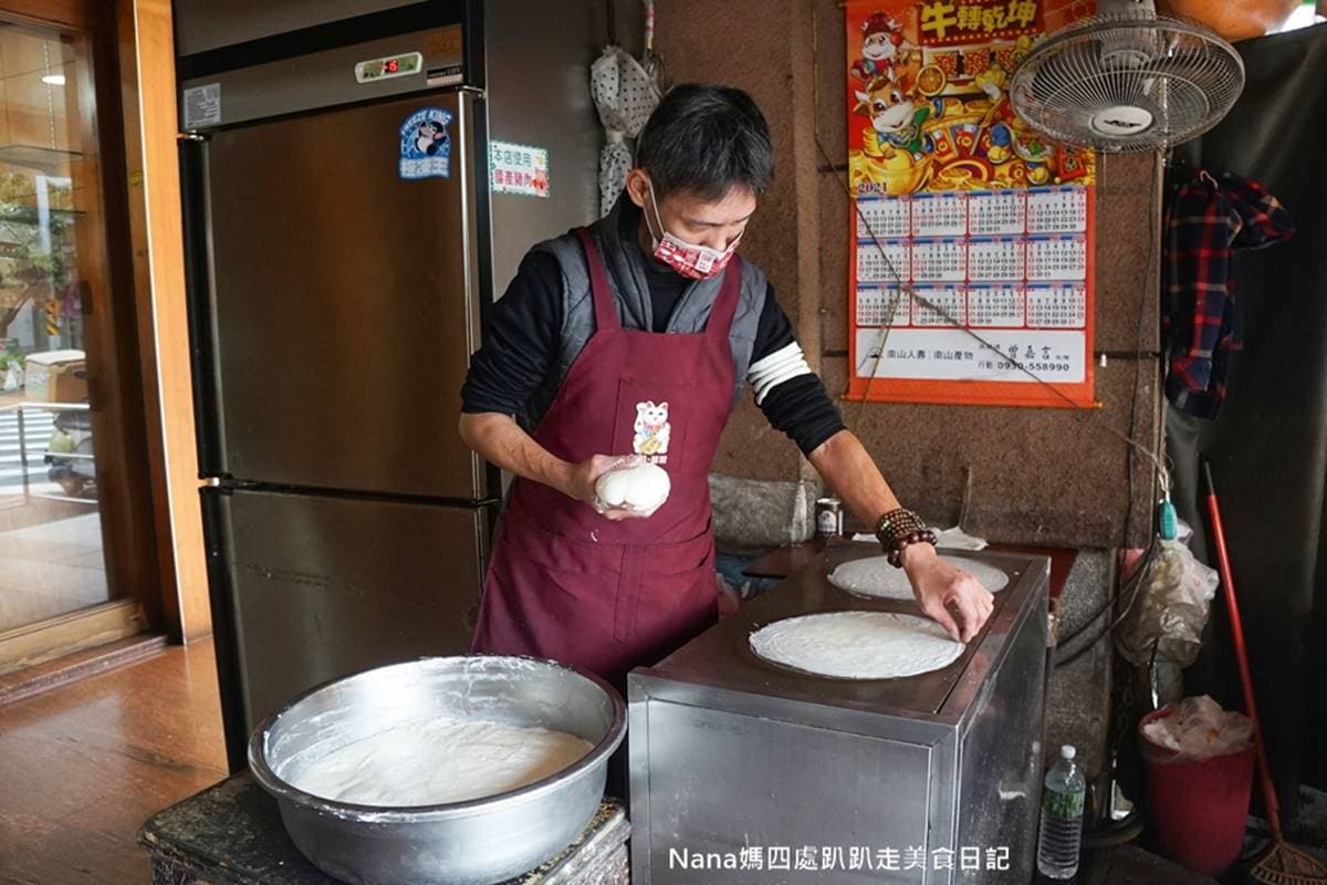 每日新鮮現做!50年手工潤餅皮Q餡多,老饕推薦「芥末+辣醬」口味再升級 每日新鮮現做!50年手工潤餅皮Q餡多,老饕推薦「芥末+辣醬」口味再升級