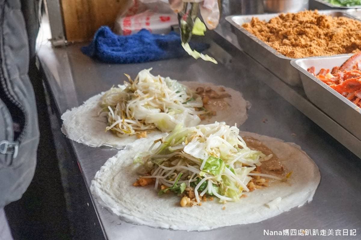 每日新鮮現做!50年手工潤餅皮Q餡多,老饕推薦「芥末+辣醬」口味再升級 每日新鮮現做!50年手工潤餅皮Q餡多,老饕推薦「芥末+辣醬」口味再升級