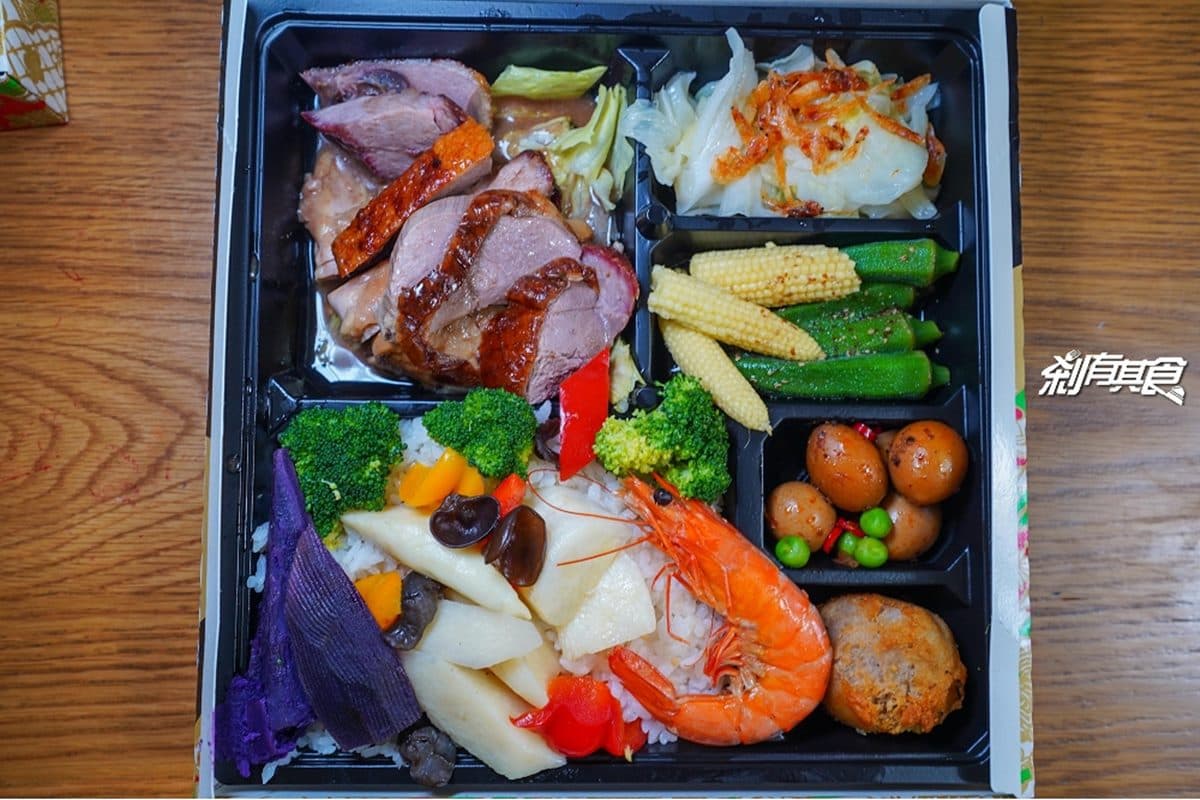 只要188元!知名粵菜超澎派便當必吃「明爐烤鴨」會噴汁,9種配菜竟有「流沙炸芋球」 只要188元!知名粵菜超澎派便當必吃「明爐烤鴨」會噴汁,9種配菜竟有「流沙炸芋球」