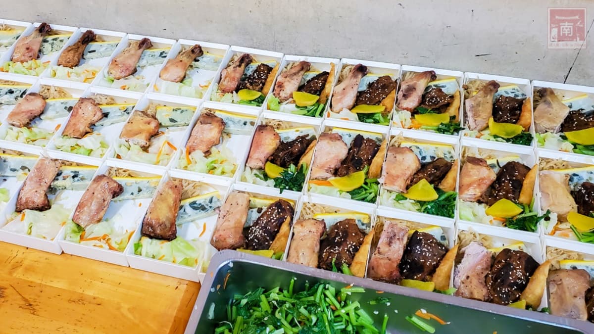 好佛心!老字號日式便當「雙主食+3配菜」只要75元,燒烤雞腿、炸豬排都吃得到 好佛心!老字號日式便當「雙主食+3配菜」只要75元,燒烤雞腿、炸豬排都吃得到