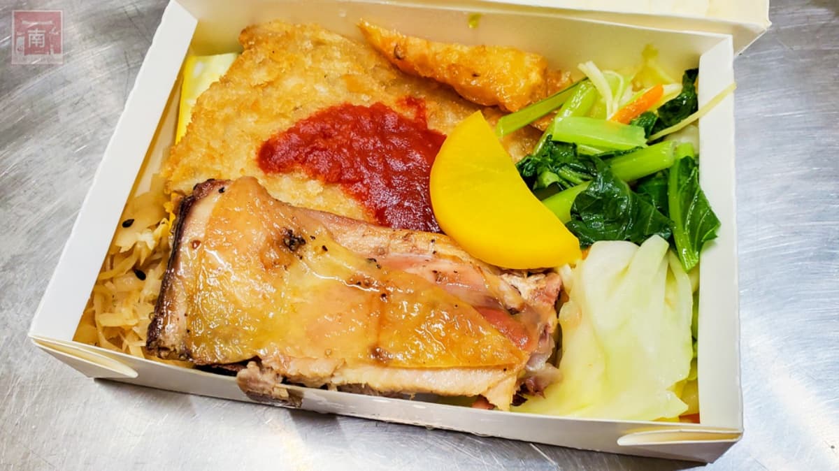 好佛心!老字號日式便當「雙主食+3配菜」只要75元,燒烤雞腿、炸豬排都吃得到 好佛心!老字號日式便當「雙主食+3配菜」只要75元,燒烤雞腿、炸豬排都吃得到