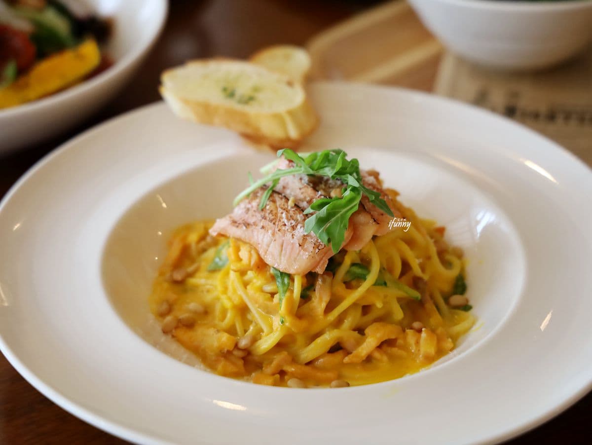 解封前9折!蛋糕坊竟能外帶巨無霸「粉色漢堡」,香料炸雞腿一咬就爆汁 解封前9折!蛋糕坊竟能外帶巨無霸「粉色漢堡」,香料炸雞腿一咬就爆汁
