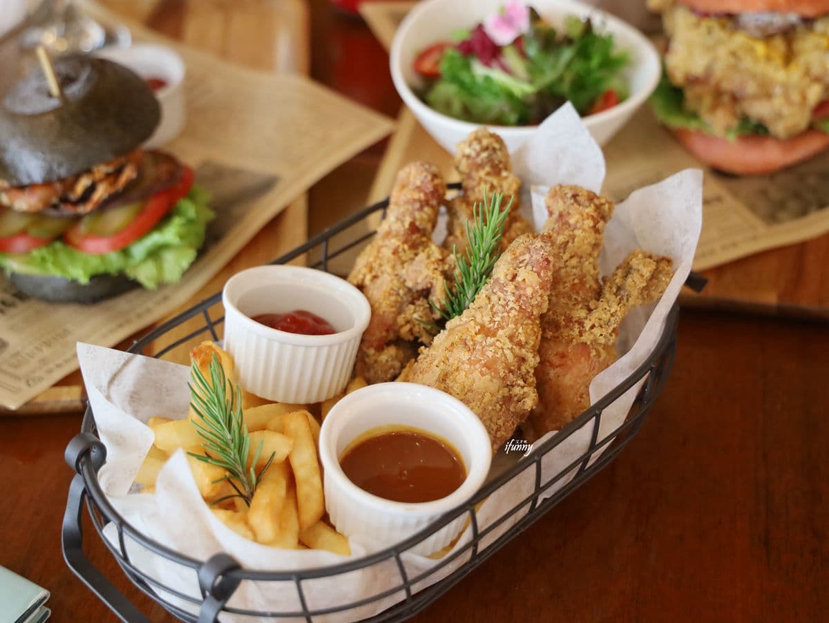 解封前9折!蛋糕坊竟能外帶巨無霸「粉色漢堡」,香料炸雞腿一咬就爆汁 解封前9折!蛋糕坊竟能外帶巨無霸「粉色漢堡」,香料炸雞腿一咬就爆汁
