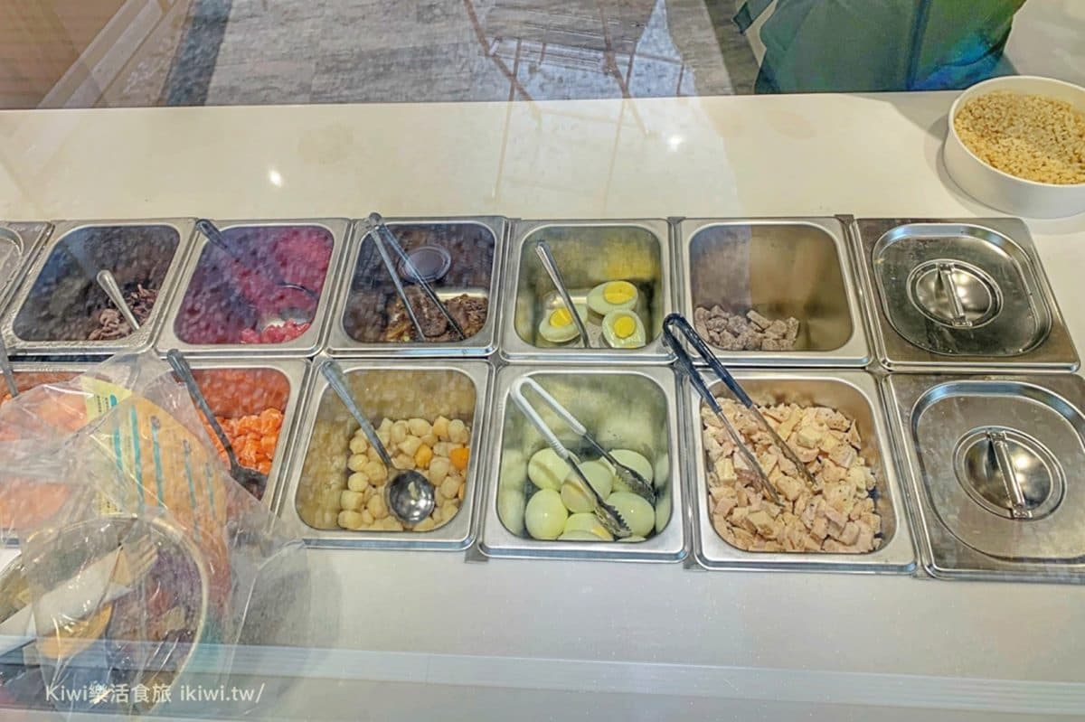 30多種配料任選!客製化「營養輕食」吃得到干貝、小章魚,再淋獨門「芝麻醬」噴香唰嘴 30多種配料任選!客製化「營養輕食」吃得到干貝、小章魚,再淋獨門「芝麻醬」噴香唰嘴