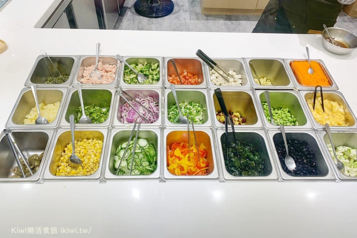 30多種配料任選!客製化「營養輕食」吃得到干貝、小章魚,再淋獨門「芝麻醬」噴香唰嘴 30多種配料任選!客製化「營養輕食」吃得到干貝、小章魚,再淋獨門「芝麻醬」噴香唰嘴