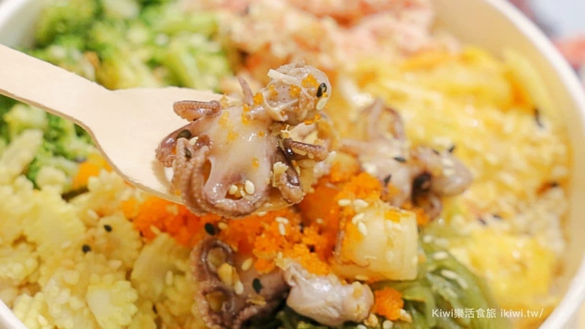 30多種配料任選!客製化「營養輕食」吃得到干貝、小章魚,再淋獨門「芝麻醬」噴香唰嘴 30多種配料任選!客製化「營養輕食」吃得到干貝、小章魚,再淋獨門「芝麻醬」噴香唰嘴