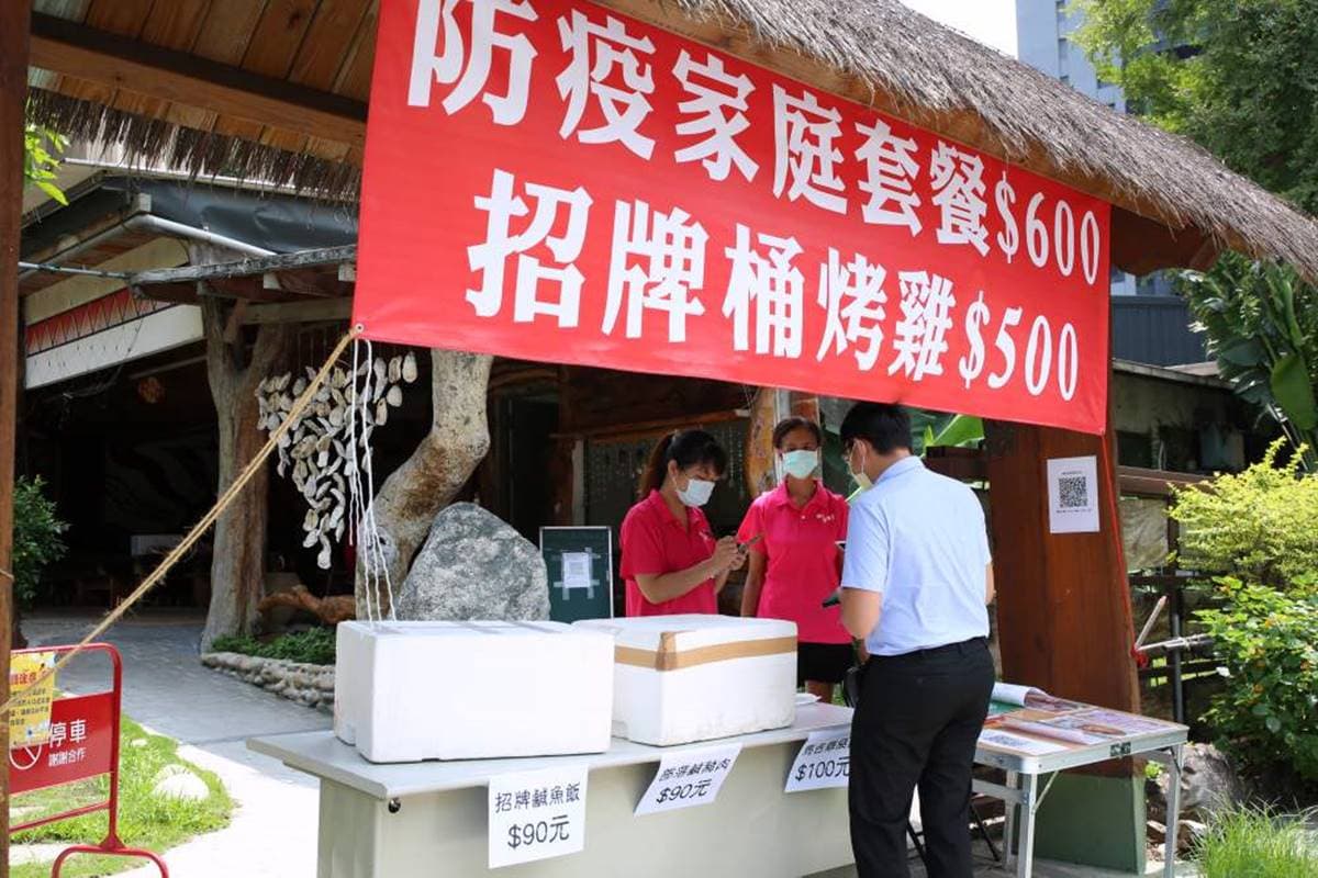 不用上山也能嗑!原民風味餐必吃脆皮鹹豬肉、樹豆滷豬腳,外帶整隻桶仔雞只要500元 不用上山也能嗑!原民風味餐必吃脆皮鹹豬肉、樹豆滷豬腳,外帶整隻桶仔雞只要500元