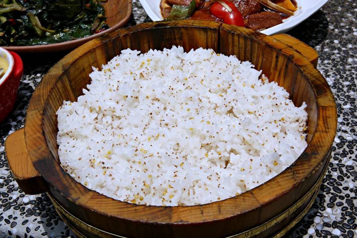 不用上山也能嗑!原民風味餐必吃脆皮鹹豬肉、樹豆滷豬腳,外帶整隻桶仔雞只要500元 不用上山也能嗑!原民風味餐必吃脆皮鹹豬肉、樹豆滷豬腳,外帶整隻桶仔雞只要500元