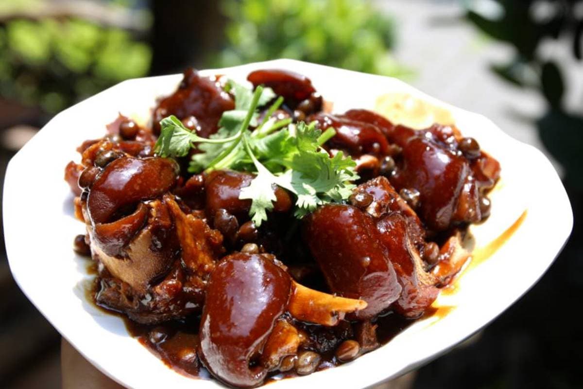 不用上山也能嗑!原民風味餐必吃脆皮鹹豬肉、樹豆滷豬腳,外帶整隻桶仔雞只要500元 不用上山也能嗑!原民風味餐必吃脆皮鹹豬肉、樹豆滷豬腳,外帶整隻桶仔雞只要500元