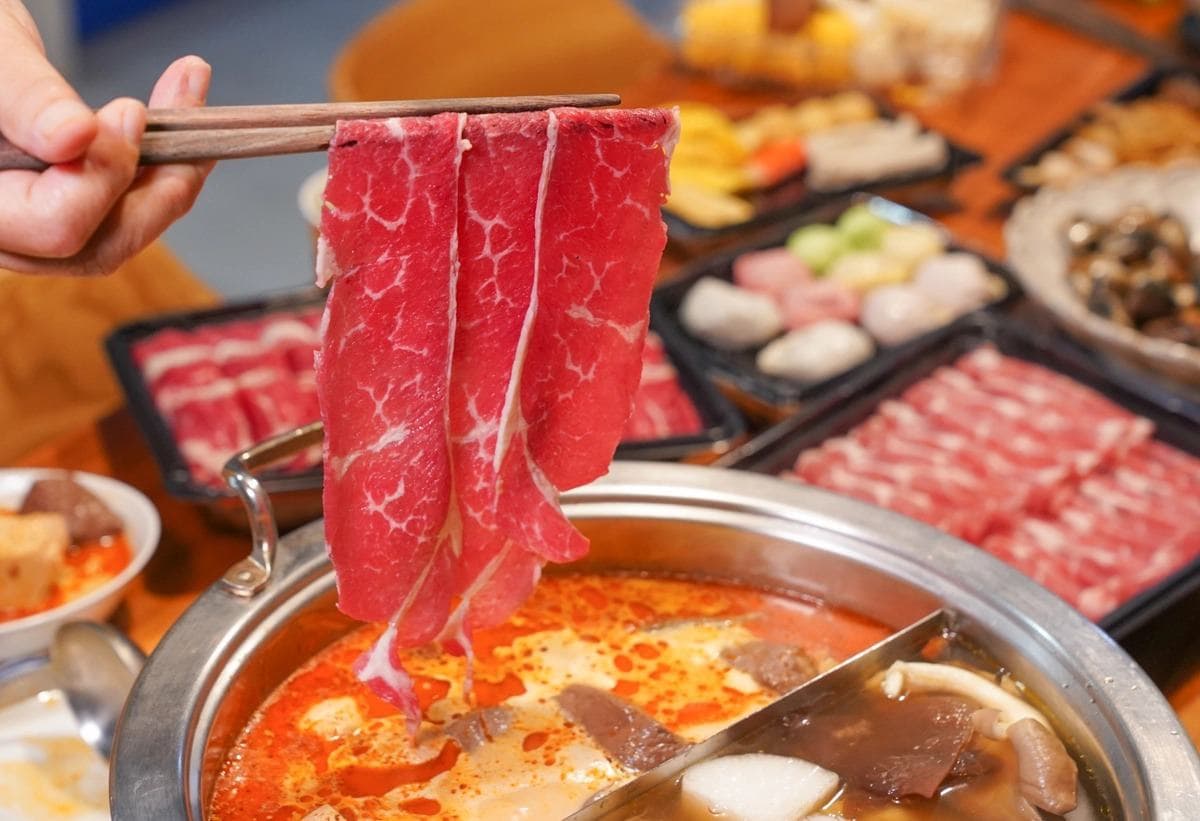 痛風也要吃!浮誇系火鍋店「海陸套餐」爽嗑2斤蛤蜊,鮮嫩肉片涮「麻奶湯」更過癮 痛風也要吃!浮誇系火鍋店「海陸套餐」爽嗑2斤蛤蜊,鮮嫩肉片涮「麻奶湯」更過癮