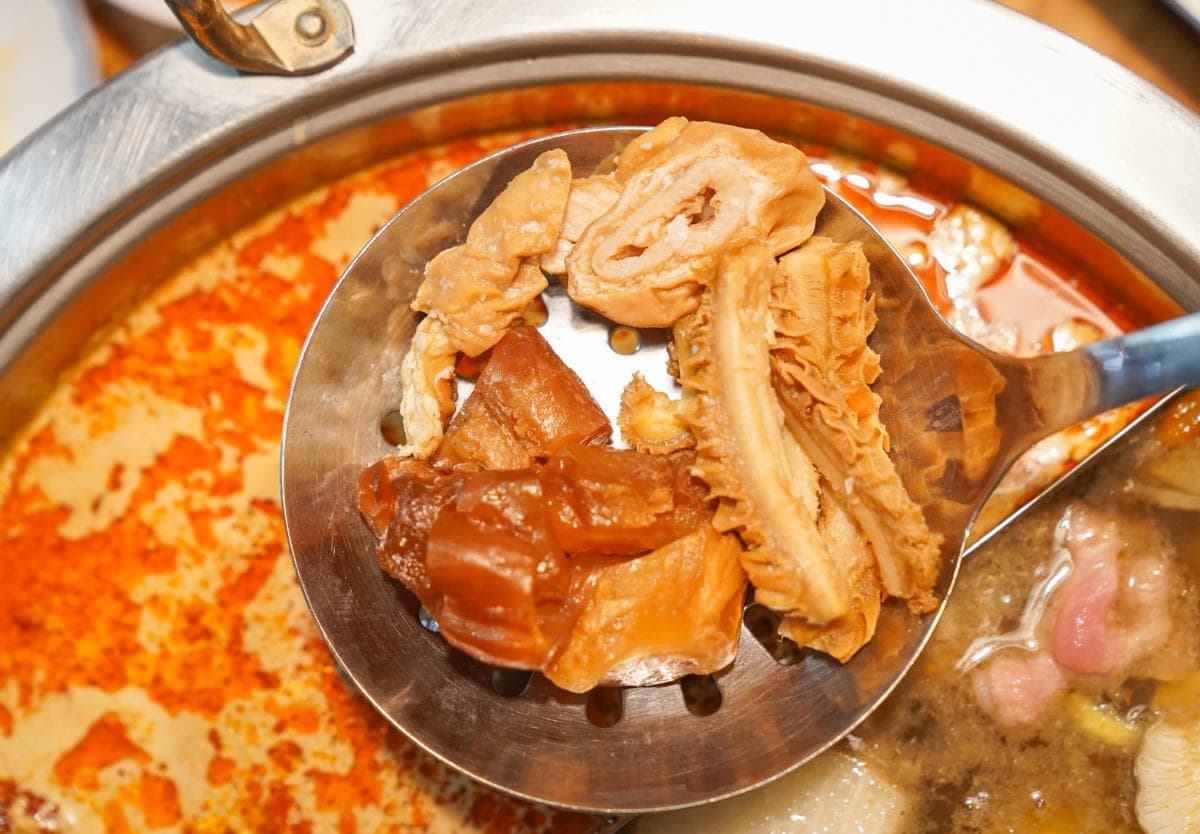 痛風也要吃!浮誇系火鍋店「海陸套餐」爽嗑2斤蛤蜊,鮮嫩肉片涮「麻奶湯」更過癮 痛風也要吃!浮誇系火鍋店「海陸套餐」爽嗑2斤蛤蜊,鮮嫩肉片涮「麻奶湯」更過癮