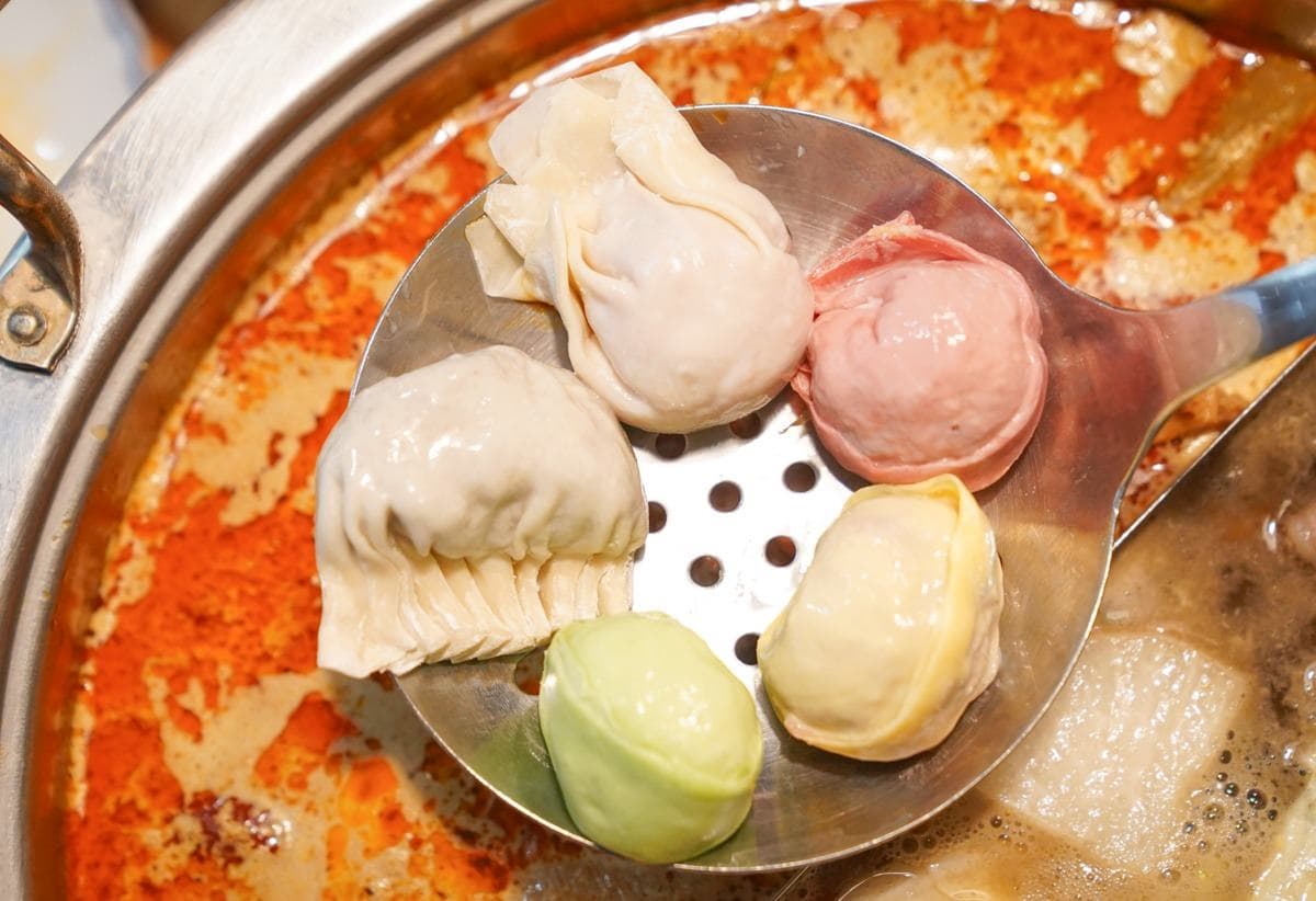 痛風也要吃!浮誇系火鍋店「海陸套餐」爽嗑2斤蛤蜊,鮮嫩肉片涮「麻奶湯」更過癮 痛風也要吃!浮誇系火鍋店「海陸套餐」爽嗑2斤蛤蜊,鮮嫩肉片涮「麻奶湯」更過癮