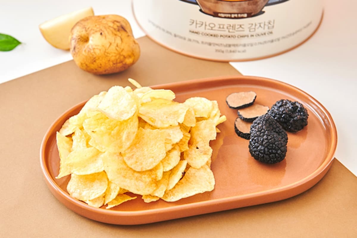萊恩陪你追劇嗑零食!Kakao Friends推「油漆桶洋芋片」,粉紅鹽、黑松露口味超唰嘴 萊恩陪你追劇嗑零食!Kakao Friends推「油漆桶洋芋片」,粉紅鹽、黑松露口味超唰嘴
