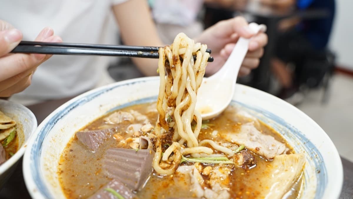 「酸V」超開胃!道地「重慶酸辣粉」吃得到噴汁鴨血、嫩大腸,再配Q彈紅薯粉更過癮 「酸V」超開胃!道地「重慶酸辣粉」吃得到噴汁鴨血、嫩大腸,再配Q彈紅薯粉更過癮