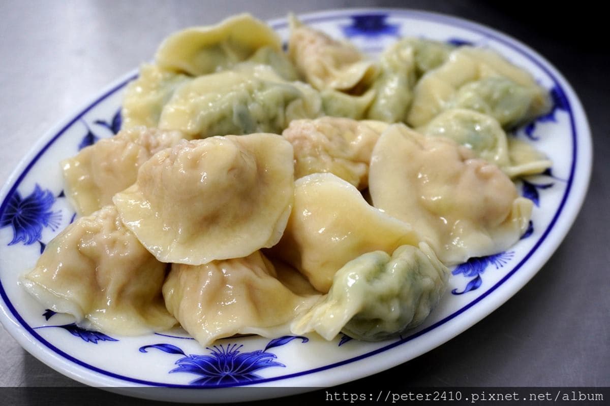 不沾醬也好吃!47年老字號「手工水餃」內餡飽滿會噴汁,再搭料多酸辣湯更對味 不沾醬也好吃!47年老字號「手工水餃」內餡飽滿會噴汁,再搭料多酸辣湯更對味