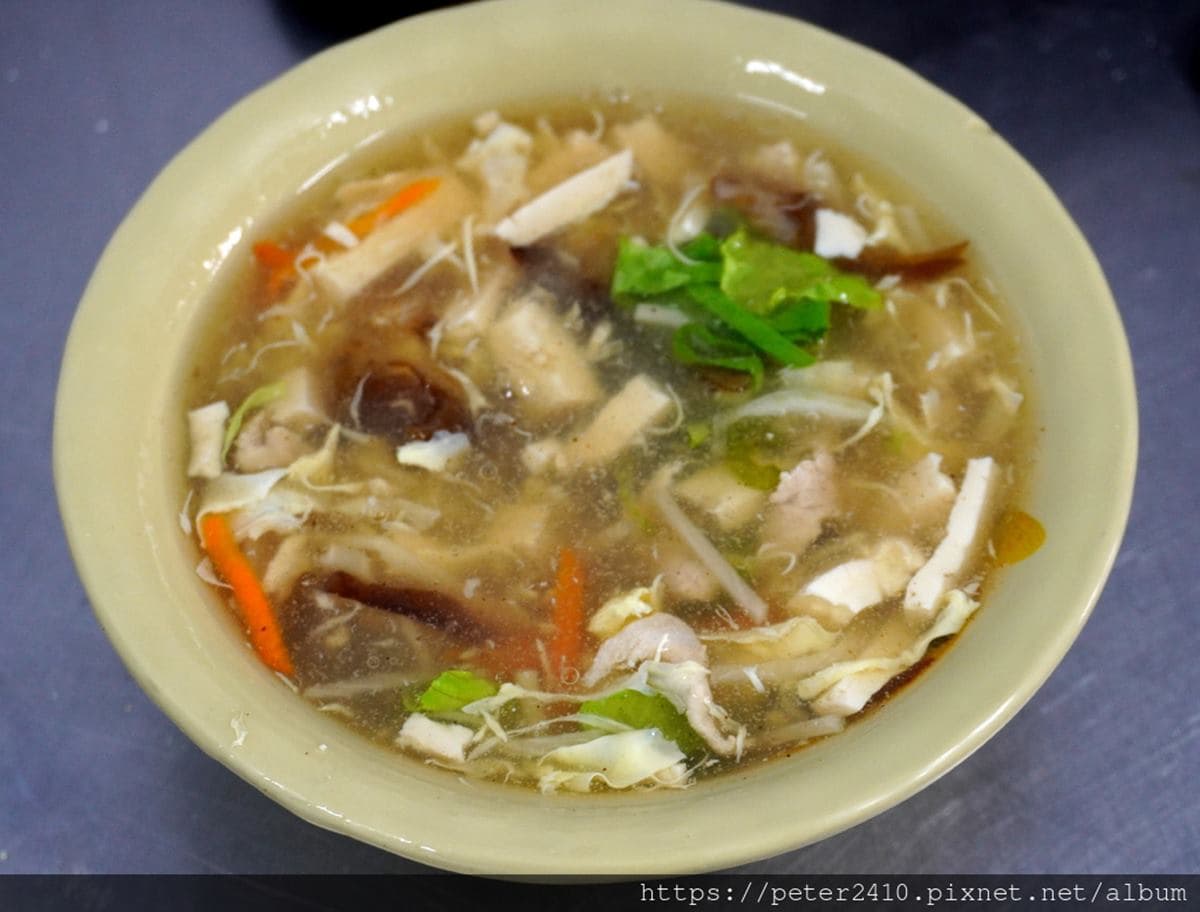 不沾醬也好吃!47年老字號「手工水餃」內餡飽滿會噴汁,再搭料多酸辣湯更對味 不沾醬也好吃!47年老字號「手工水餃」內餡飽滿會噴汁,再搭料多酸辣湯更對味