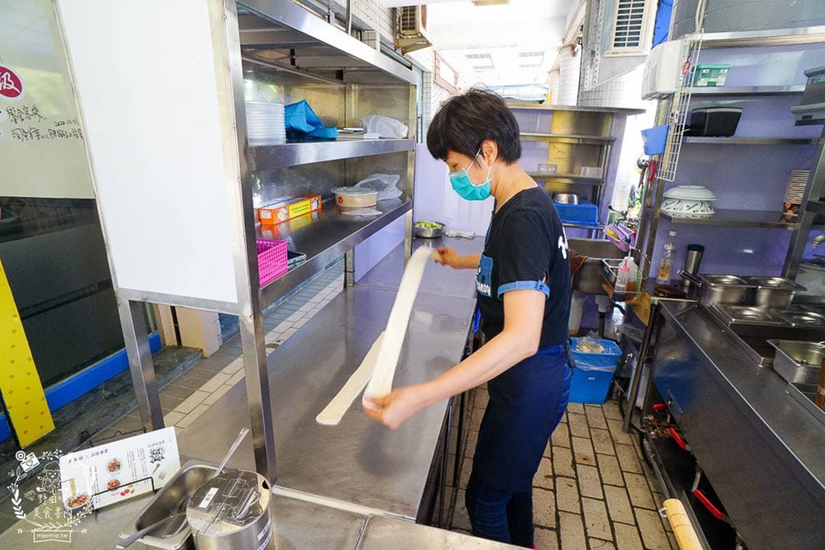 超道地!新疆師傅現甩「皮帶麵」1條就吃飽,爆餡「三鮮大元寶」宛如水餃版墨魚丸 超道地!新疆師傅現甩「皮帶麵」1條就吃飽,爆餡「三鮮大元寶」宛如水餃版墨魚丸