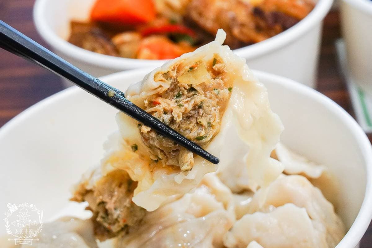 超道地!新疆師傅現甩「皮帶麵」1條就吃飽,爆餡「三鮮大元寶」宛如水餃版墨魚丸 超道地!新疆師傅現甩「皮帶麵」1條就吃飽,爆餡「三鮮大元寶」宛如水餃版墨魚丸