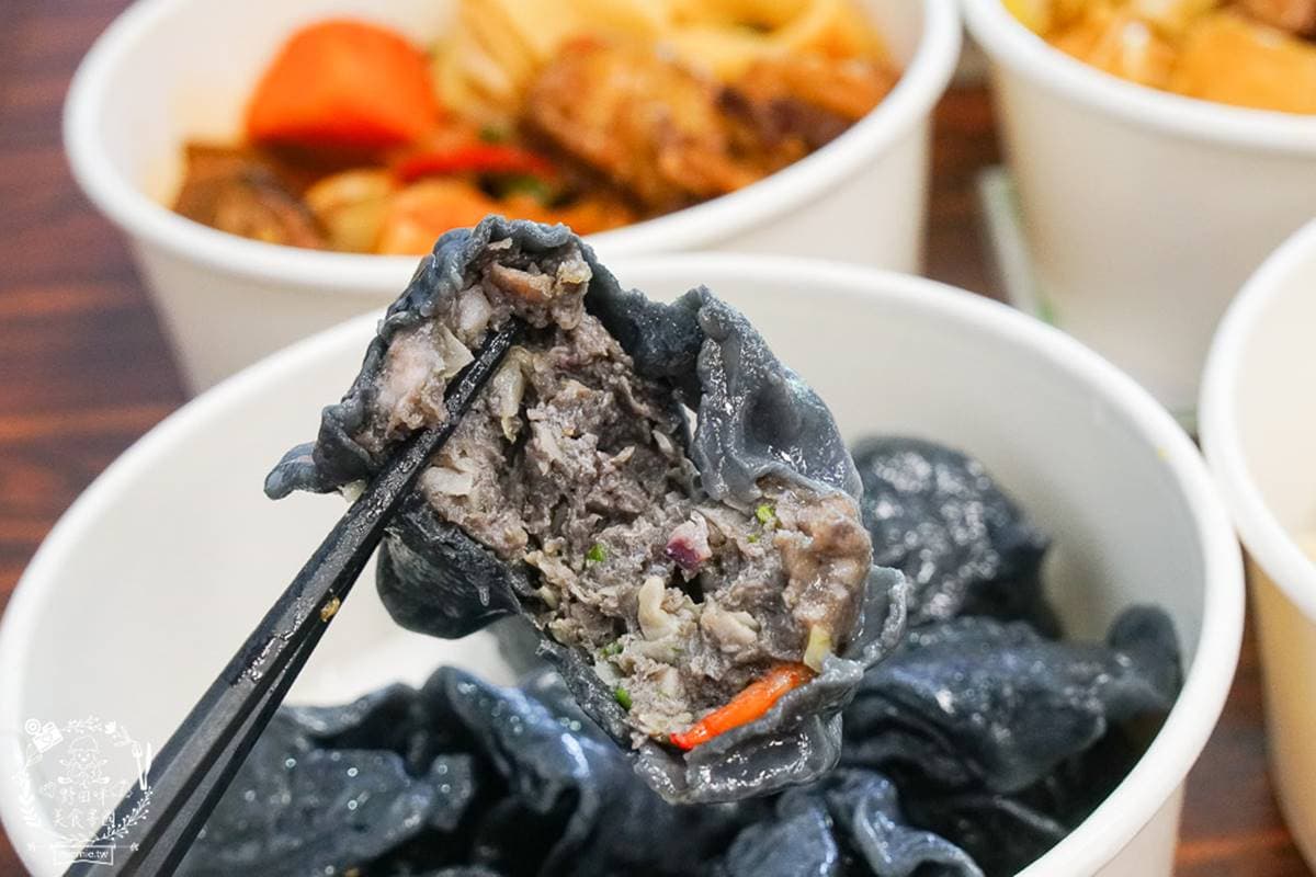 超道地!新疆師傅現甩「皮帶麵」1條就吃飽,爆餡「三鮮大元寶」宛如水餃版墨魚丸 超道地!新疆師傅現甩「皮帶麵」1條就吃飽,爆餡「三鮮大元寶」宛如水餃版墨魚丸
