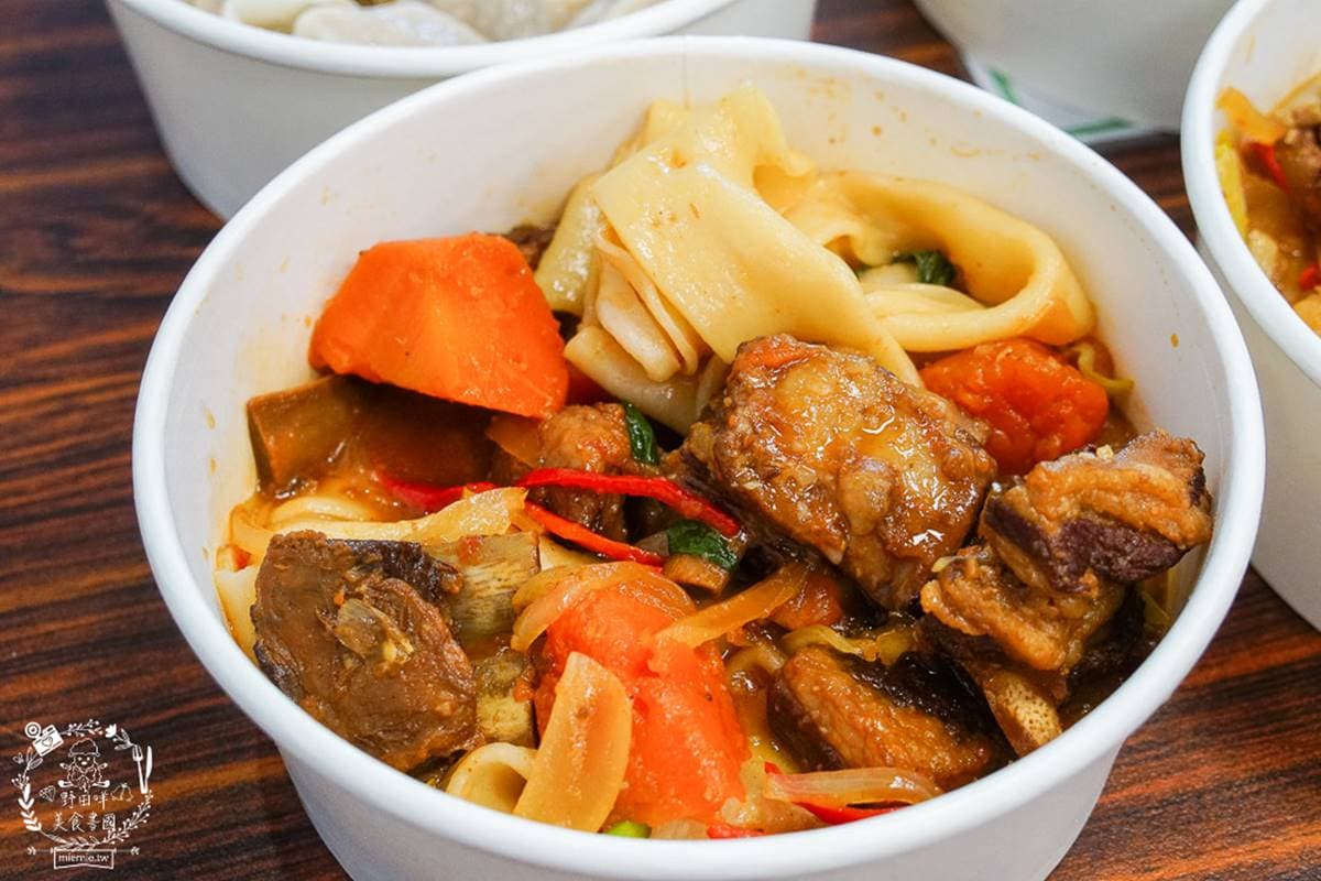 超道地!新疆師傅現甩「皮帶麵」1條就吃飽,爆餡「三鮮大元寶」宛如水餃版墨魚丸 超道地!新疆師傅現甩「皮帶麵」1條就吃飽,爆餡「三鮮大元寶」宛如水餃版墨魚丸
