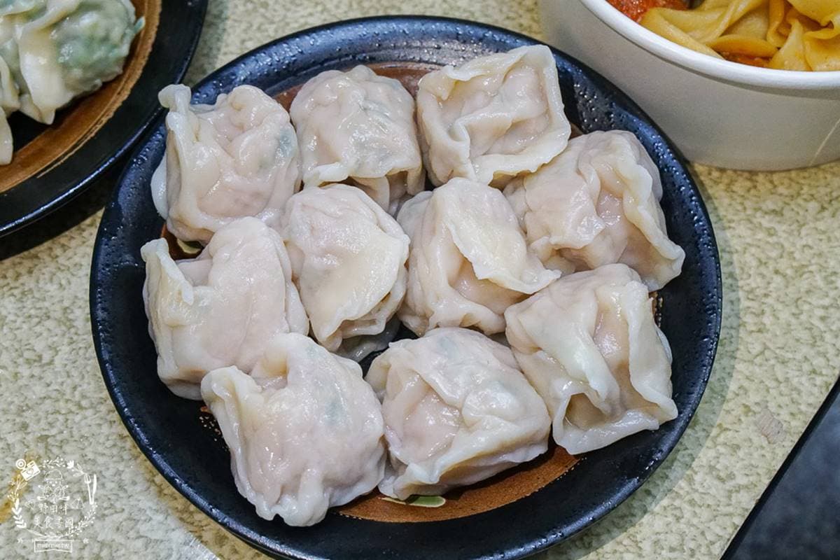 超道地!新疆師傅現甩「皮帶麵」1條就吃飽,爆餡「三鮮大元寶」宛如水餃版墨魚丸 超道地!新疆師傅現甩「皮帶麵」1條就吃飽,爆餡「三鮮大元寶」宛如水餃版墨魚丸