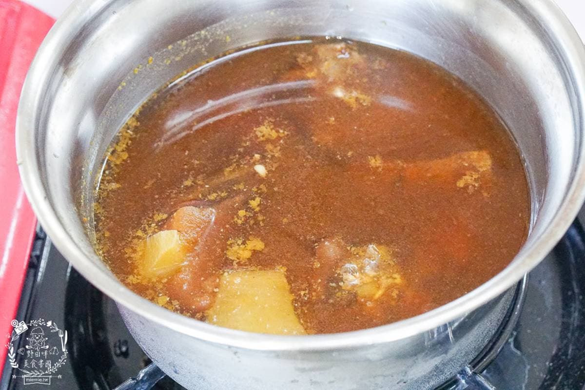 超道地!新疆師傅現甩「皮帶麵」1條就吃飽,爆餡「三鮮大元寶」宛如水餃版墨魚丸 超道地!新疆師傅現甩「皮帶麵」1條就吃飽,爆餡「三鮮大元寶」宛如水餃版墨魚丸