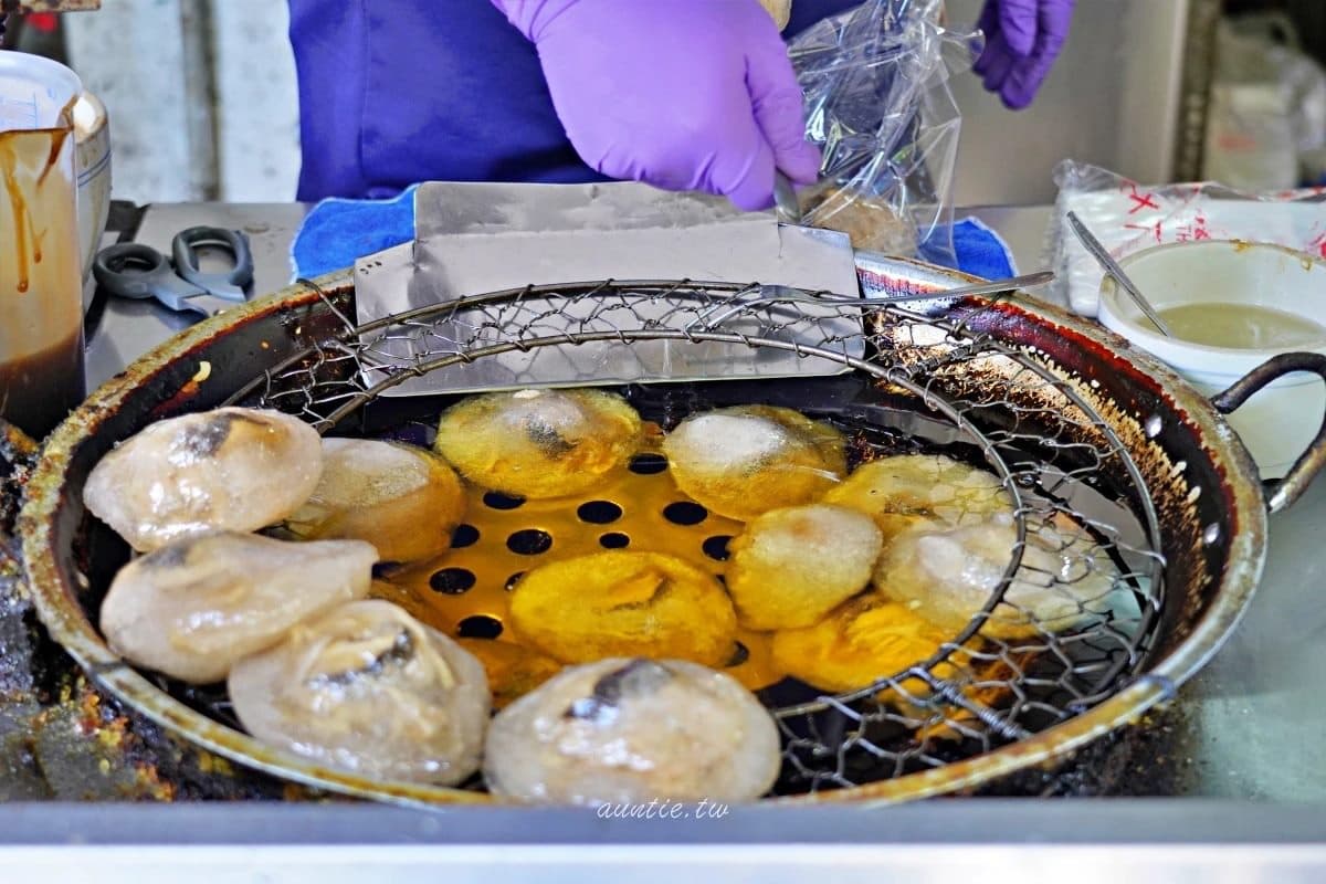 日治時期就開業!透光肉圓包「大塊內餡」只要35元,淋「花生蒜醬」再加辣更唰嘴 日治時期就開業!透光肉圓包「大塊內餡」只要35元,淋「花生蒜醬」再加辣更唰嘴