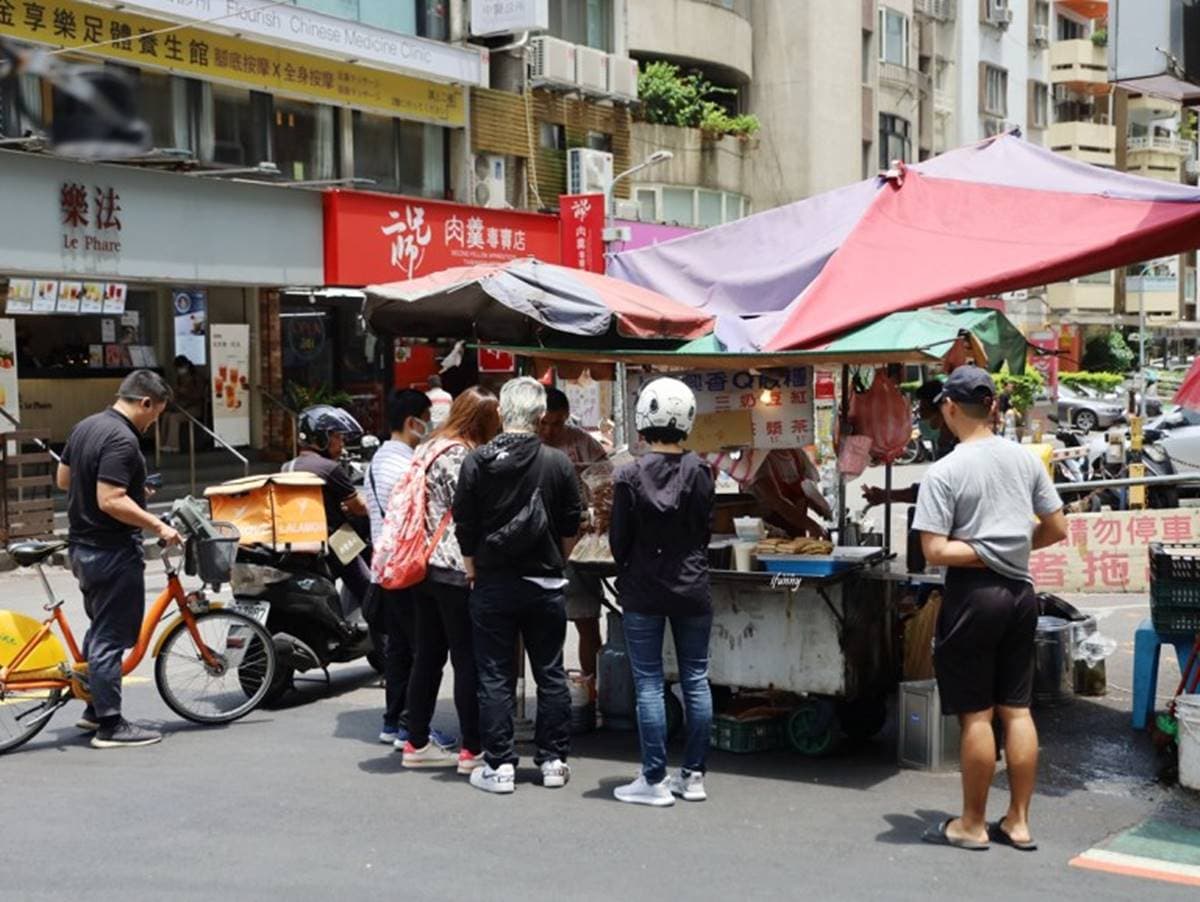 IG熱搜隱藏版早餐!「蔥油餅飯糰」現擀現做超厚實,爆量內餡加「花生糖粉」才過癮 IG熱搜隱藏版早餐!「蔥油餅飯糰」現擀現做超厚實,爆量內餡加「花生糖粉」才過癮