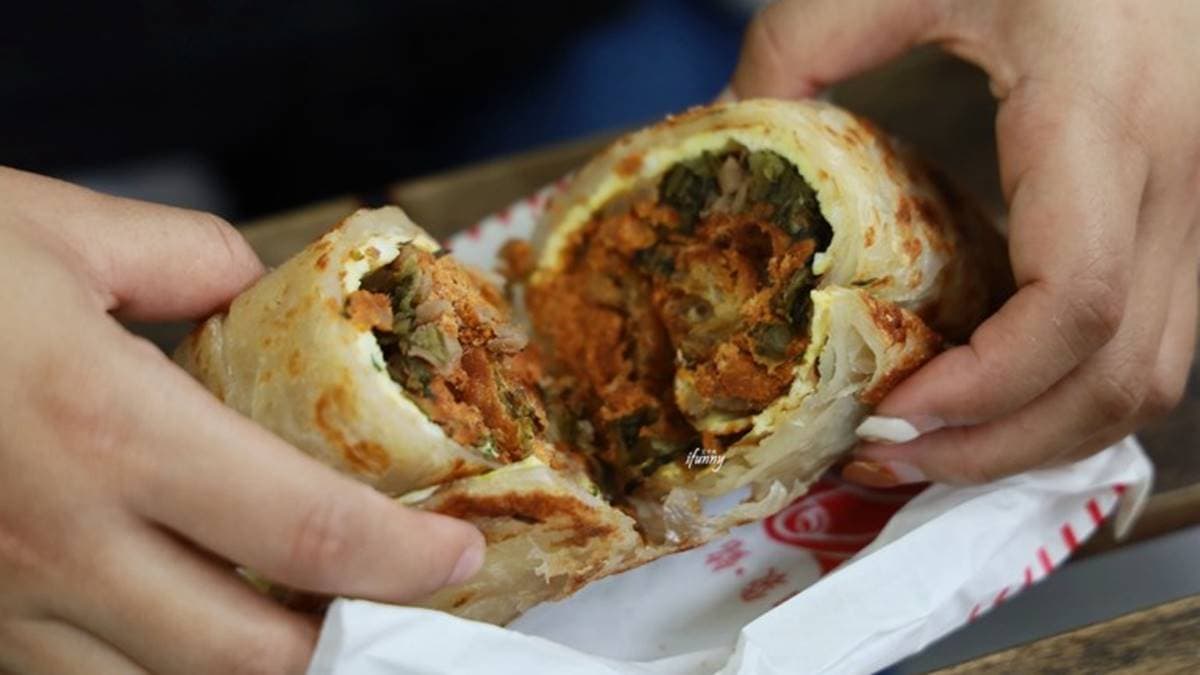 IG熱搜隱藏版早餐!「蔥油餅飯糰」現擀現做超厚實,爆量內餡加「花生糖粉」才過癮 IG熱搜隱藏版早餐!「蔥油餅飯糰」現擀現做超厚實,爆量內餡加「花生糖粉」才過癮