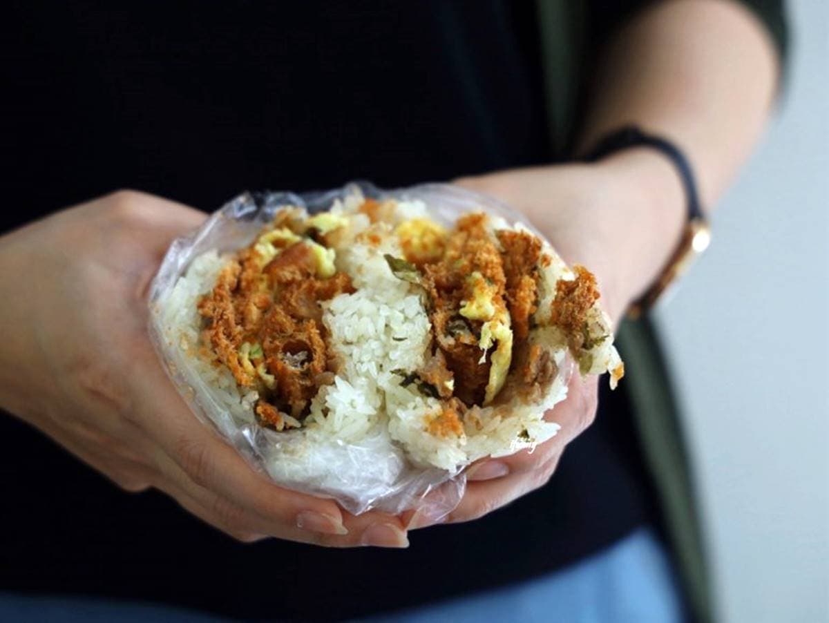 IG熱搜隱藏版早餐!「蔥油餅飯糰」現擀現做超厚實,爆量內餡加「花生糖粉」才過癮 IG熱搜隱藏版早餐!「蔥油餅飯糰」現擀現做超厚實,爆量內餡加「花生糖粉」才過癮