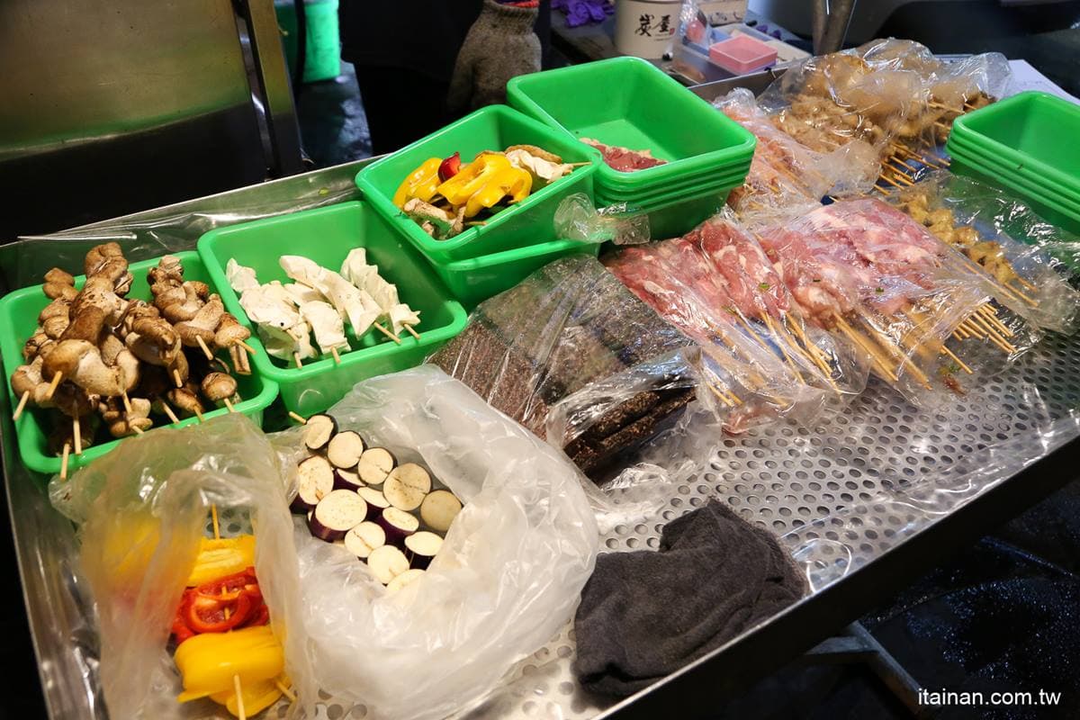 先滷後烤超入味!隱藏版日式串燒嘗得到「龍眼木」燻香,必嗑外酥內Q雞皮、軟嫩甜不辣 先滷後烤超入味!隱藏版日式串燒嘗得到「龍眼木」燻香,必嗑外酥內Q雞皮、軟嫩甜不辣