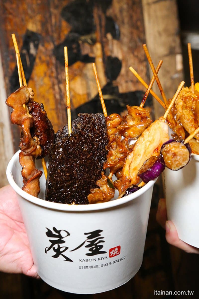 先滷後烤超入味!隱藏版日式串燒嘗得到「龍眼木」燻香,必嗑外酥內Q雞皮、軟嫩甜不辣 先滷後烤超入味!隱藏版日式串燒嘗得到「龍眼木」燻香,必嗑外酥內Q雞皮、軟嫩甜不辣